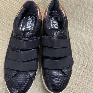 EUC Circus by Sam Edelman Chase Womens Shoes Black Velco Sneakers Size 8